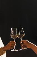kvinna hand klick glasögon av vin firande begrepp. foto