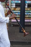 musiker spelar med en nadaswaram foto