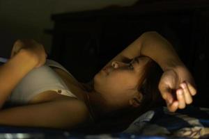 asiatisk kvinna sömnlöshet från påfrestning foto