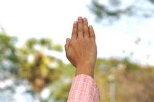 kvinna höjning henne händer till de himmel internationell kvinnors dag foto