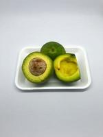 mogen avokado frukt eller buah alpukat i indonesien foto