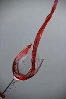 röd vin vatten fylla i vin glas foto