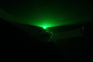 grön stråle laser stråle på mörk bakgrund foto