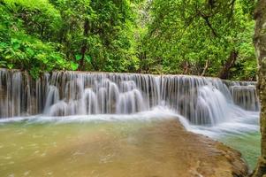 landskap vattenfall av huai mae khamin vattenfall srinakarin nationell parkera på kanchanaburi thailand. foto