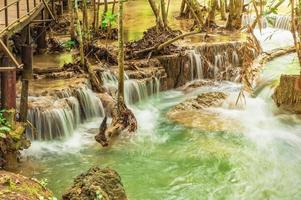 landskap vattenfall av huai mae khamin vattenfall srinakarin nationell parkera på kanchanaburi thailand. foto