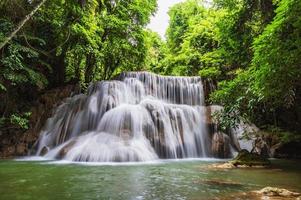 landskap av huai mae khamin vattenfall srinakarin nationell parkera på kanchanaburi thailand.huai mae khamin vattenfall tredje golv wangnapa foto