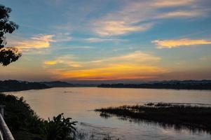 skön landskap och sutset av mekhong flod mellan thailand och laos från chiang khan distrikt.den mekong, eller mekong flod, är en gränsöverskridande flod i öst Asien och sydöst Asien foto