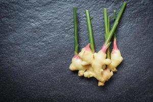 ingefära svart bakgrund - färsk ung ingefära för ört medicinsk naturlig och mat foto