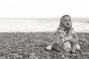 skön liten flicka på de strand foto