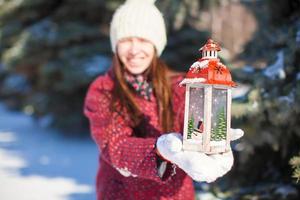 kvinna med jul lampa prydnad foto