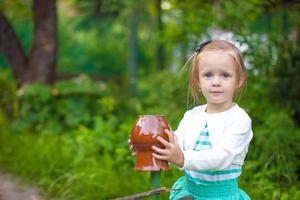 liten flicka på de trädgård foto