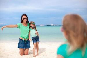 familj på en strand resa foto