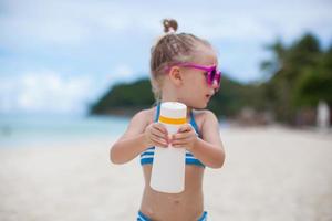 liten flicka har roligt på de strand foto