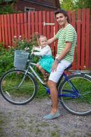 far och dotter på de cykel foto