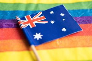 Australien flagga på regnbåge bakgrund flagga symbol av HBTQ Gay stolthet månad social rörelse regnbåge flagga är en symbol av lesbisk, Gay, bisexuell, transpersoner, mänsklig rättigheter, tolerans och fred. foto