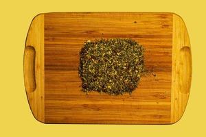 bakgrund av naturlig grön te med mynta, citron- balsam, hibiskus och bär. textur av grön te. topp se, platt lägga. foto