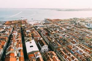 antenn Drönare se av baixa distrikt i Lissabon, portugal med större landmärken synlig foto