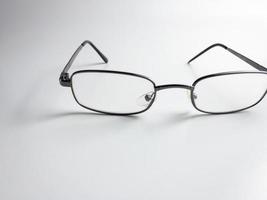 glasögon för läsning och försämrad syn isolerat på vit bakgrund. vald fokus foto
