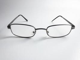 glasögon för läsning och försämrad syn isolerat på vit bakgrund. vald fokus foto