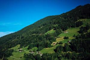 trä- hydda i de alps med bergen i de bakgrund panorama foto