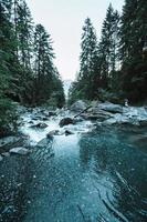 spektakulär sjö i de alps under höst foto