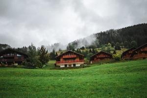 trä- hydda i de alps med bergen i de bakgrund panorama foto