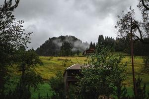 trä- hydda i de alps med bergen i de bakgrund panorama foto