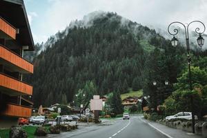 trä- hydda i de alps med bergen i de bakgrund panorama foto