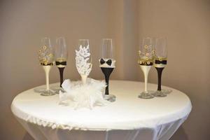 champagne glasögon anordnad på de tabell för bröllop reception foto