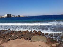 de fascinerande se av de djup blå vattnen av haql strand i saudi arabien. foto