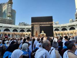 mecka, saudi Arabien, jan 2023 - pilgrimer från Allt över de värld är utför tawaf i masjid al haram i mecka. foto