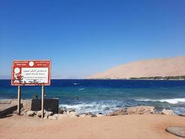 de fascinerande se av de djup blå vattnen av haql strand i saudi arabien. foto