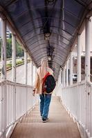 fotgängare bro på jakarta indonesien foto