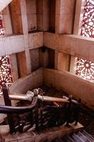 de interiör trappsteg av de majestätisk på tenn moské på indonesien foto