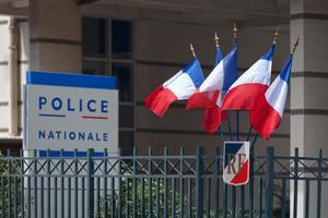 polis nationale tecken och franska flagga foto