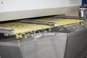 pasta fabrik och stadier av pasta produktion. de drift av torkning pasta på ett industriell maskin. foto