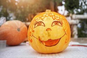 kreativ halloween pumpa med snäll och söt smink foto