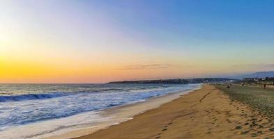 färgrik gyllene solnedgång människor Vinka och strand puerto escondido Mexiko. foto