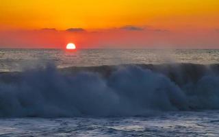 färgrik gyllene solnedgång stor Vinka och strand puerto escondido Mexiko. foto