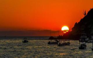 färgrik gyllene solnedgång båtar Vinka och strand puerto escondido Mexiko. foto