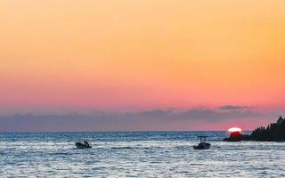 färgrik gyllene solnedgång båtar Vinka och strand puerto escondido Mexiko. foto