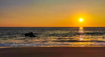 färgrik gyllene solnedgång stor Vinka och strand puerto escondido Mexiko. foto