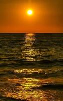 färgrik gyllene solnedgång stor Vinka och strand puerto escondido Mexiko. foto
