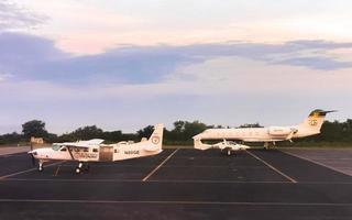 puerto escondido oaxaca mexico 2022 färgrik soluppgång på flygplats med bergen i puerto escondido Mexiko. foto