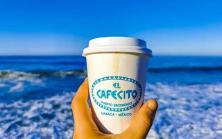 puerto escondido oaxaca mexico 2023 kaffe till gå råna på de strand sand hav vågor. foto