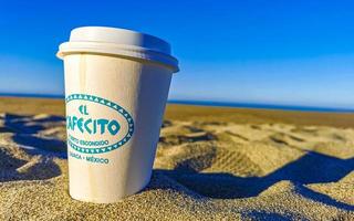 puerto escondido oaxaca mexico 2023 kaffe till gå råna på de strand sand hav vågor. foto