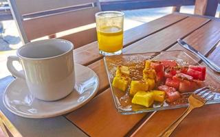 frukost på restaurang frukt med gröt orange juice och kaffe. foto