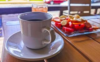 frukost på restaurang frukt med gröt vattenmelon juice och kaffe. foto