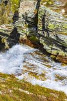 klyfta stenar klippa och vattenfall flod rondane nationell parkera Norge. foto