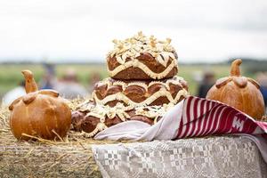 lantlig höst rättvis. skön jäst paj och pumpa bullar. foto